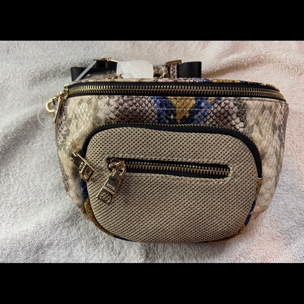 REPOSH*** NWT Steve Madden Pouch